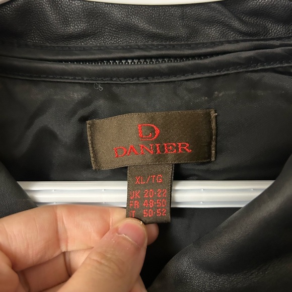 Danier Women’s Black Double Lined Leather Jacket - Picture 5 of 7